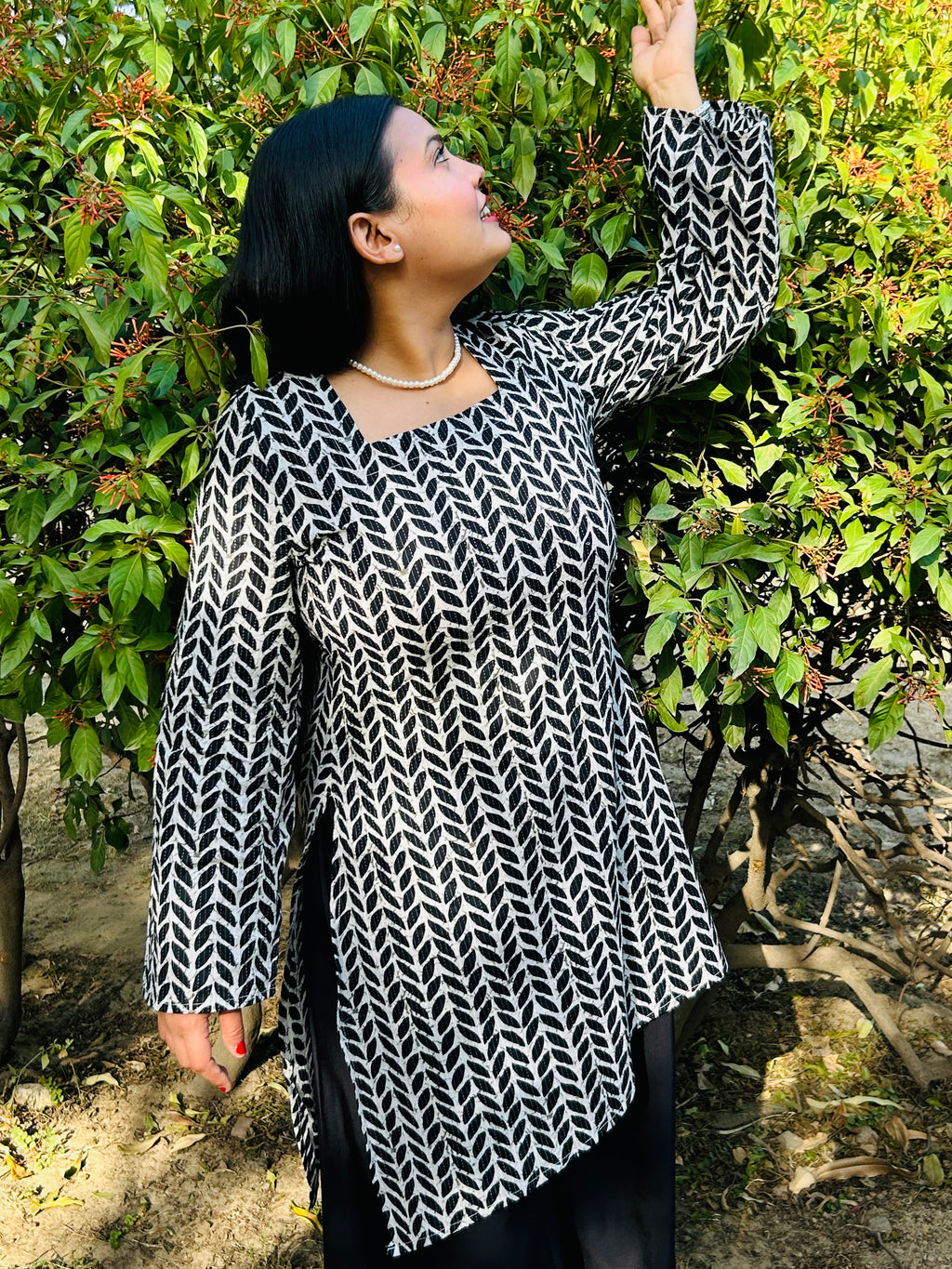 Deewani Black Floral Kurti with Elegant Fit